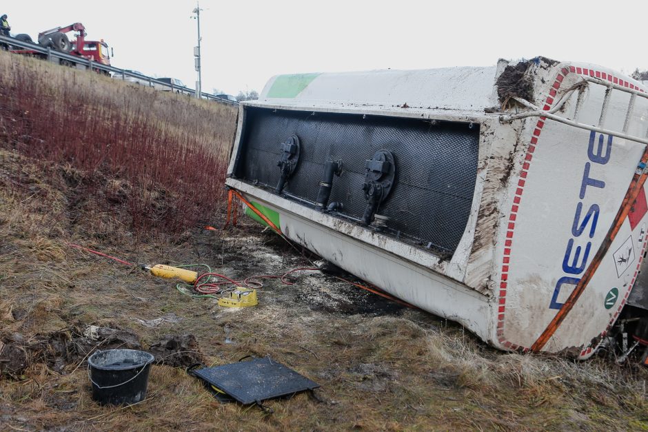 Greitkelyje ties Gargždais – 20 tonų dyzelino gabenusio sunkvežimio skrydis