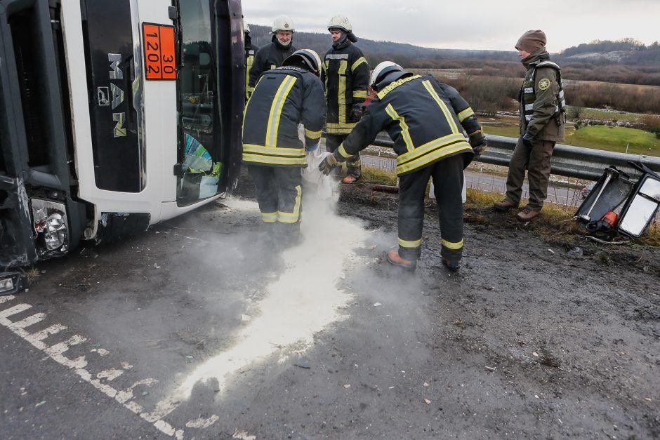 Greitkelyje ties Gargždais – 20 tonų dyzelino gabenusio sunkvežimio skrydis