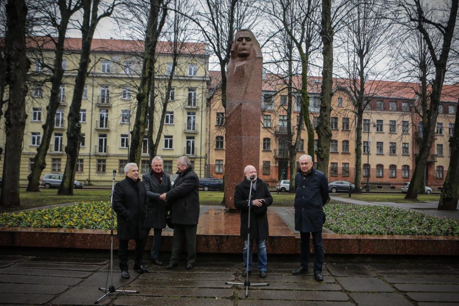 Klaipėdiečiai susibūrė paminėti K. Donelaičio gimtadienį