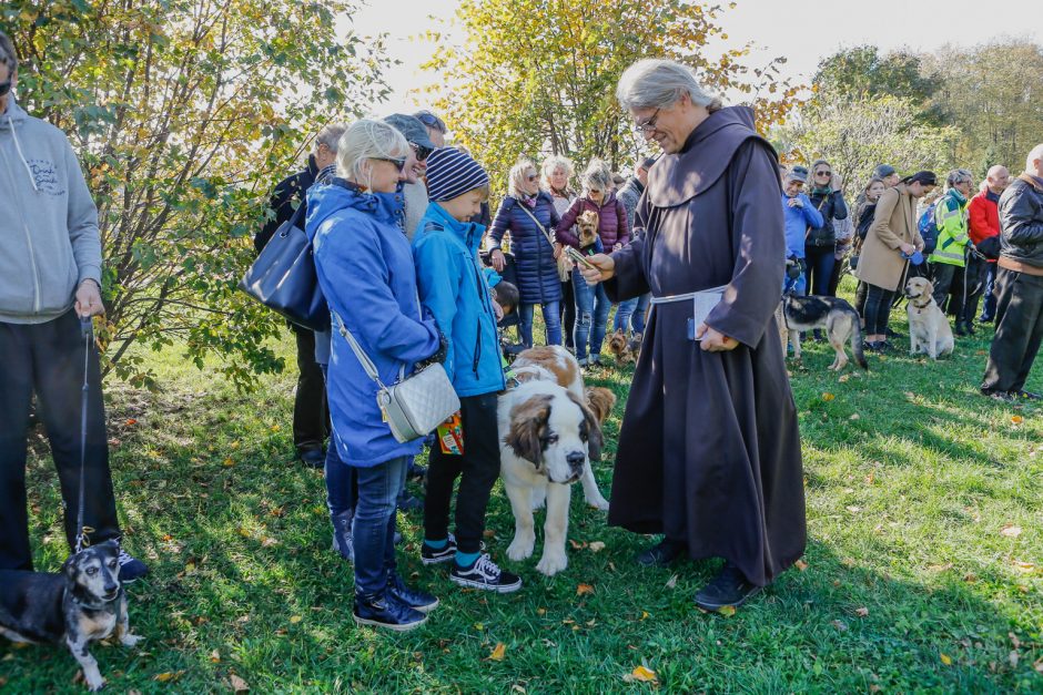Klaipėdos centre vienuolis šventino gyvūnus ir jų šeimininkus