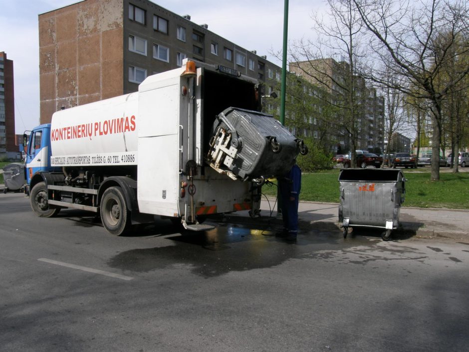 Vežėjai nespėja plauti priterštų konteinerių