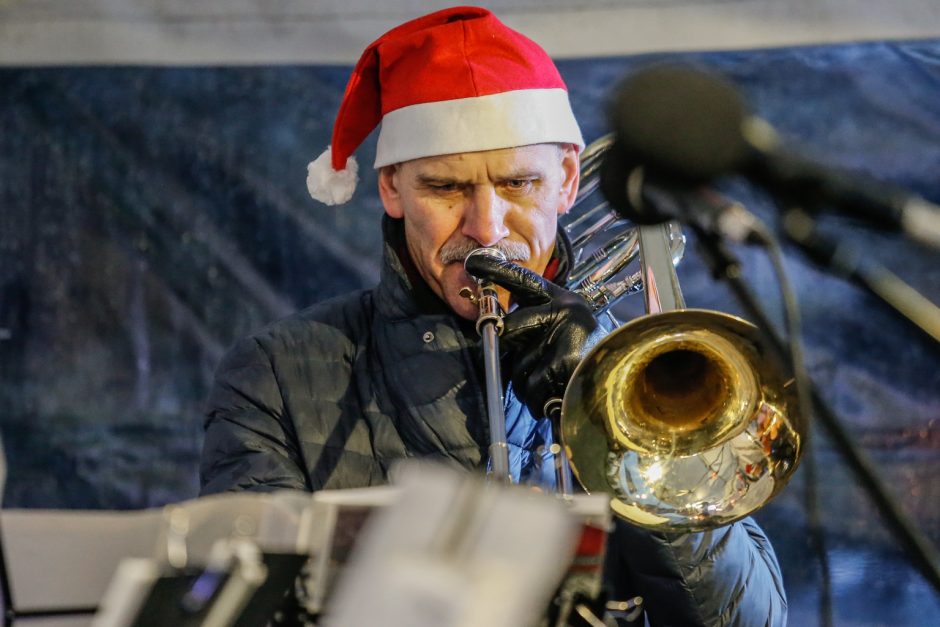 Kalėdinės melodijos – Klaipėdos senamiestyje, prie šviečiančio kubo