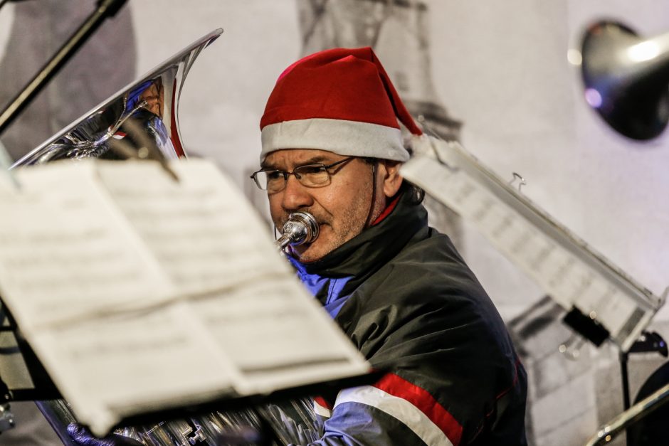 Kalėdinės melodijos – Klaipėdos senamiestyje, prie šviečiančio kubo