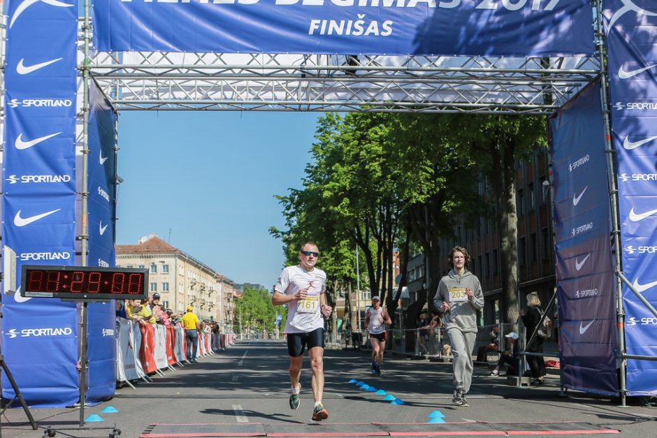 Klaipėdos gatves užtvindė vilties bėgikai