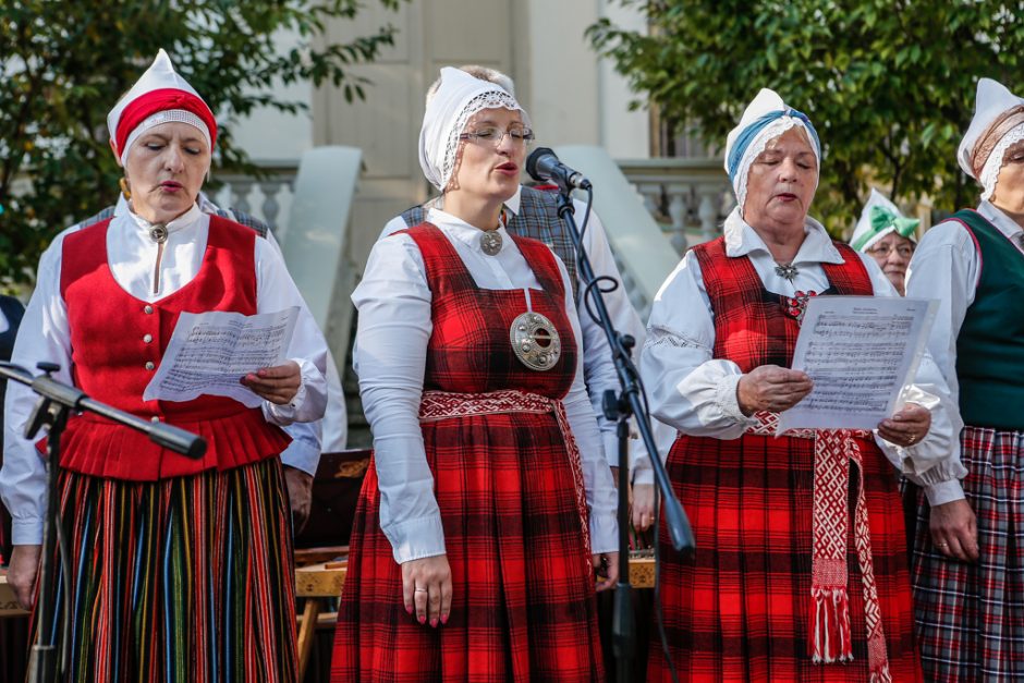 Baltų vienybės dieną – šventė Laikrodžių muziejaus kiemelyje