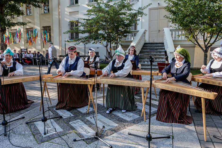 Baltų vienybės dieną – šventė Laikrodžių muziejaus kiemelyje