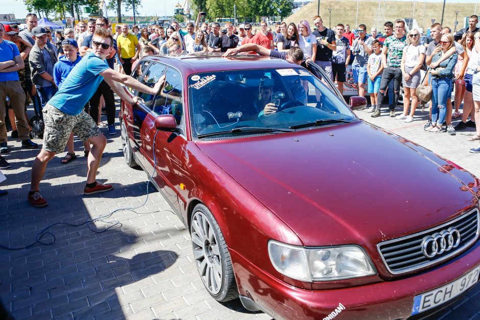 Džiazuojančią Klaipėdą papuošė išskirtiniai automobiliai