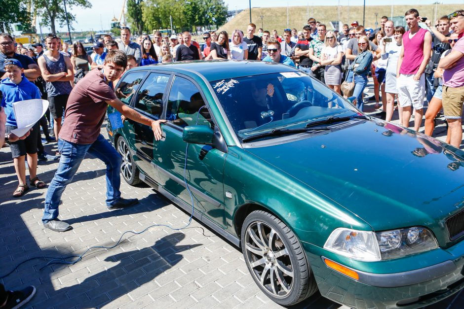 Džiazuojančią Klaipėdą papuošė išskirtiniai automobiliai