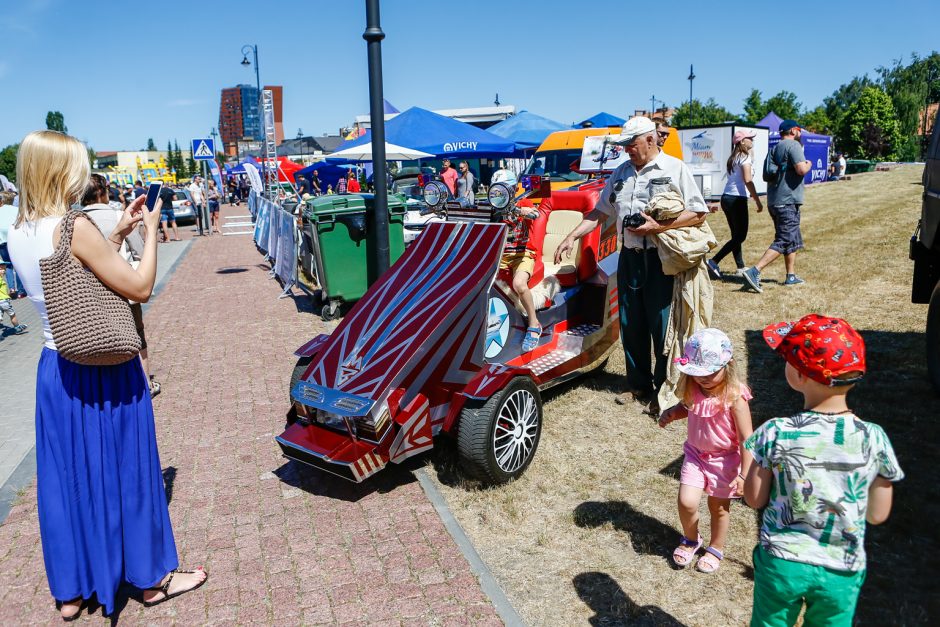 Džiazuojančią Klaipėdą papuošė išskirtiniai automobiliai