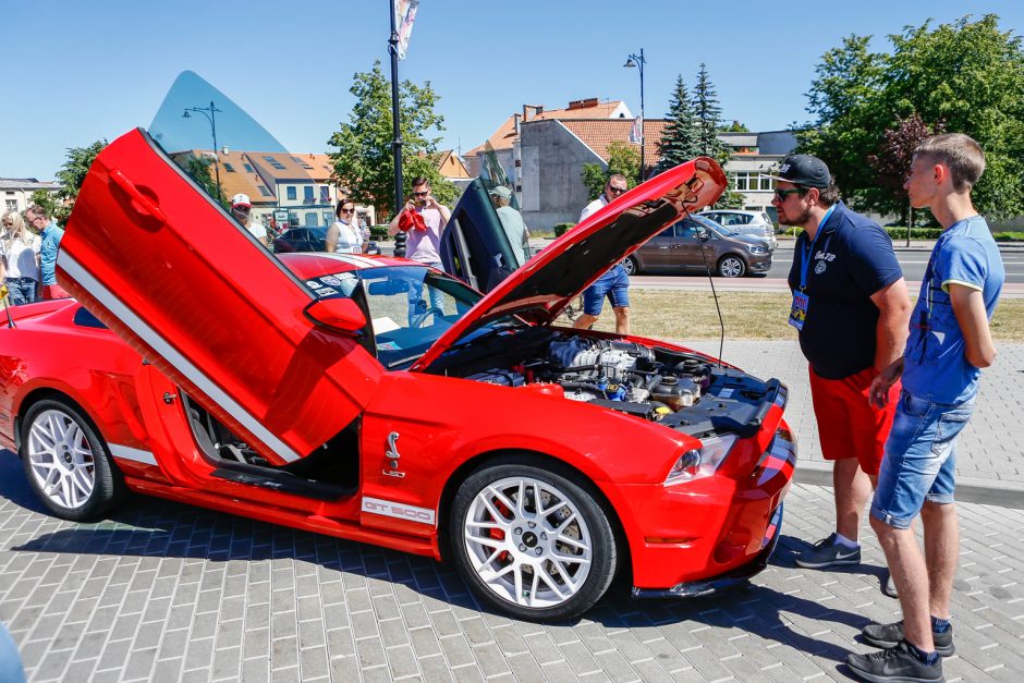 Džiazuojančią Klaipėdą papuošė išskirtiniai automobiliai