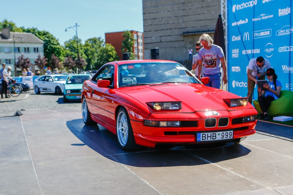 Džiazuojančią Klaipėdą papuošė išskirtiniai automobiliai