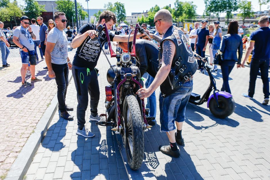 Džiazuojančią Klaipėdą papuošė išskirtiniai automobiliai