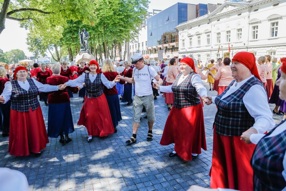 Prie „Žvejo“ paminklo sukosi šokėjai