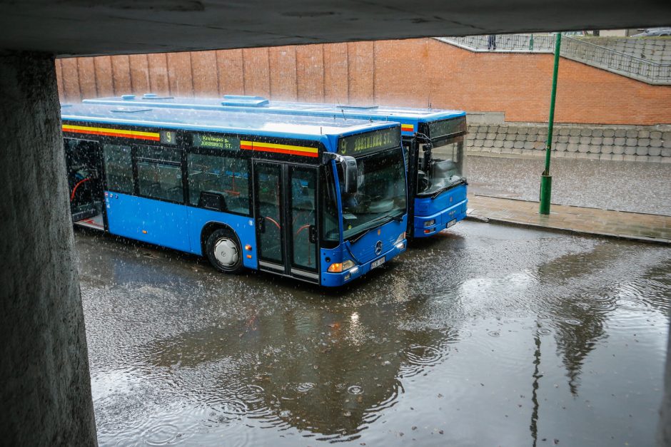 Uostamiestį skandino lietus: patvino gatvės, kiemai