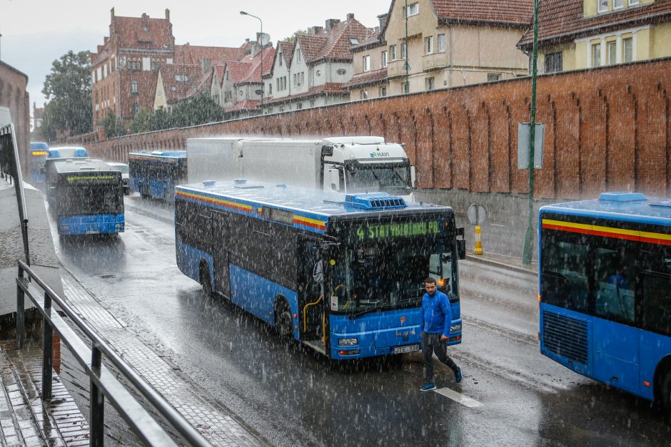 Uostamiestį skandino lietus: patvino gatvės, kiemai