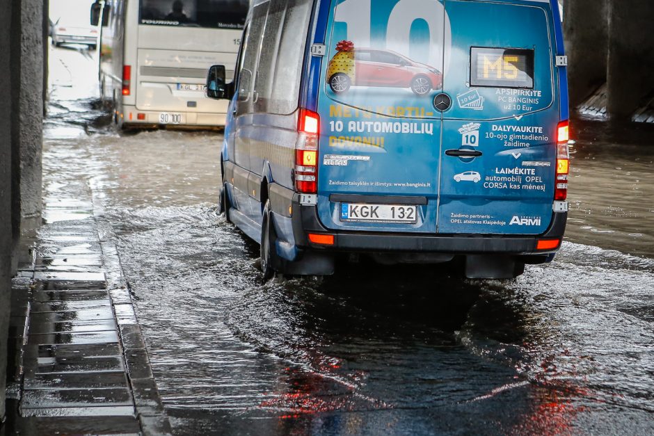 Uostamiestį skandino lietus: patvino gatvės, kiemai