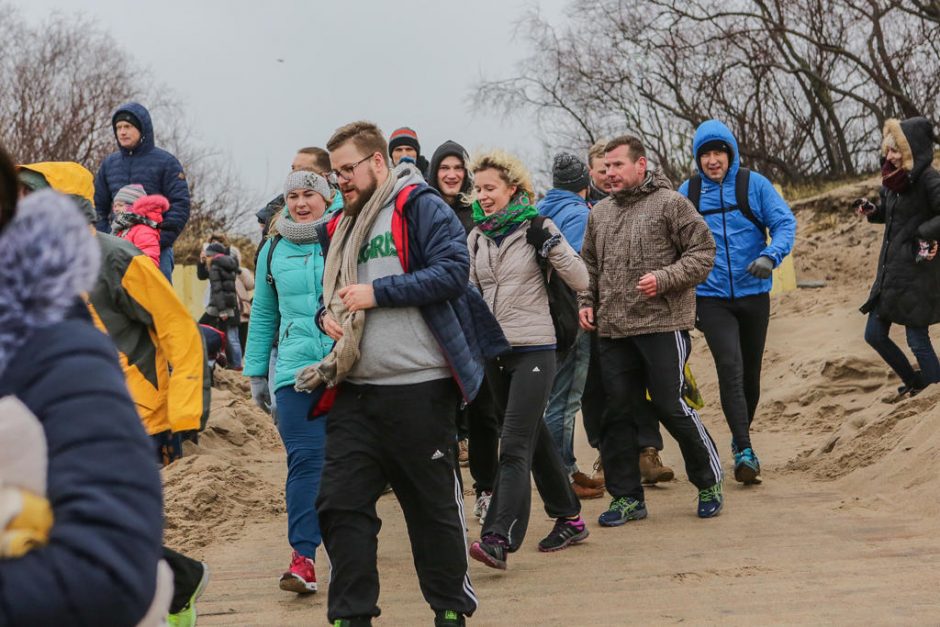 Sveikuoliai metus pradėjo maudynėmis jūroje