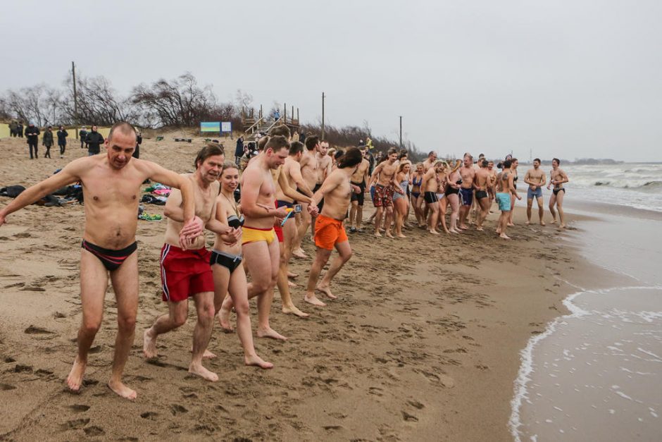 Sveikuoliai metus pradėjo maudynėmis jūroje