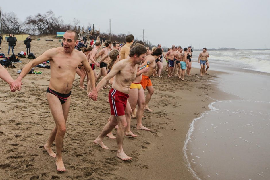 Sveikuoliai metus pradėjo maudynėmis jūroje