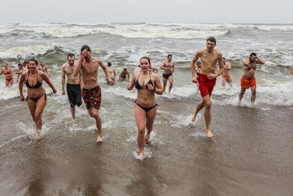 Sveikuoliai metus pradėjo maudynėmis jūroje