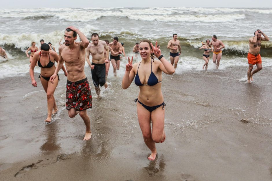 Sveikuoliai metus pradėjo maudynėmis jūroje