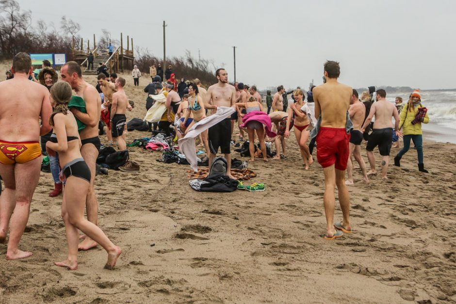 Sveikuoliai metus pradėjo maudynėmis jūroje