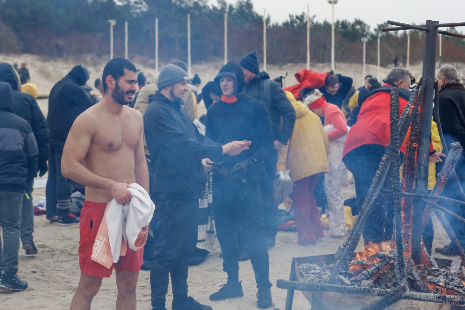 „Ruoniai“ Palangoje pažabojo ledinį vandenį ir vėją