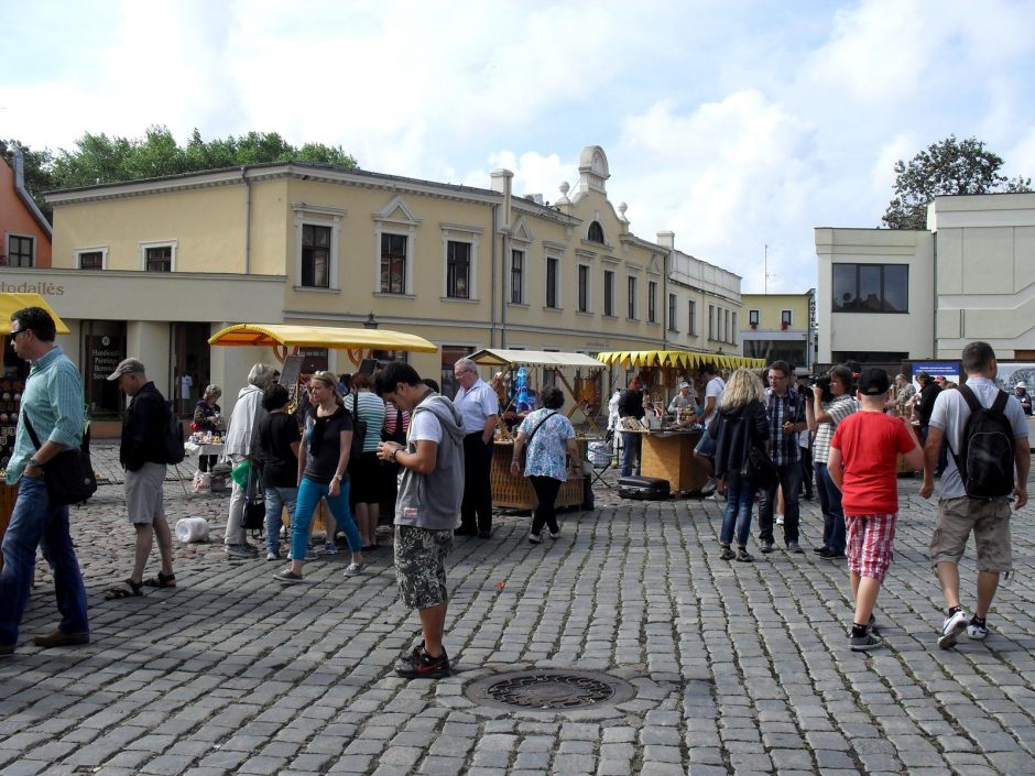 Turistų srautas atgaivino Teatro aikštę