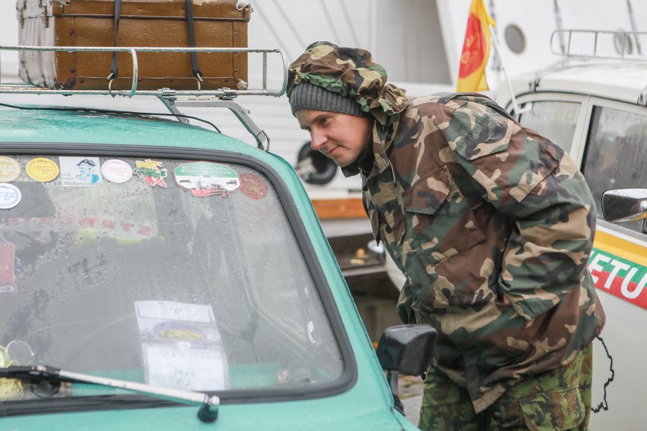 Senos mašinos traukė pasivaikščioti Dangės krantine