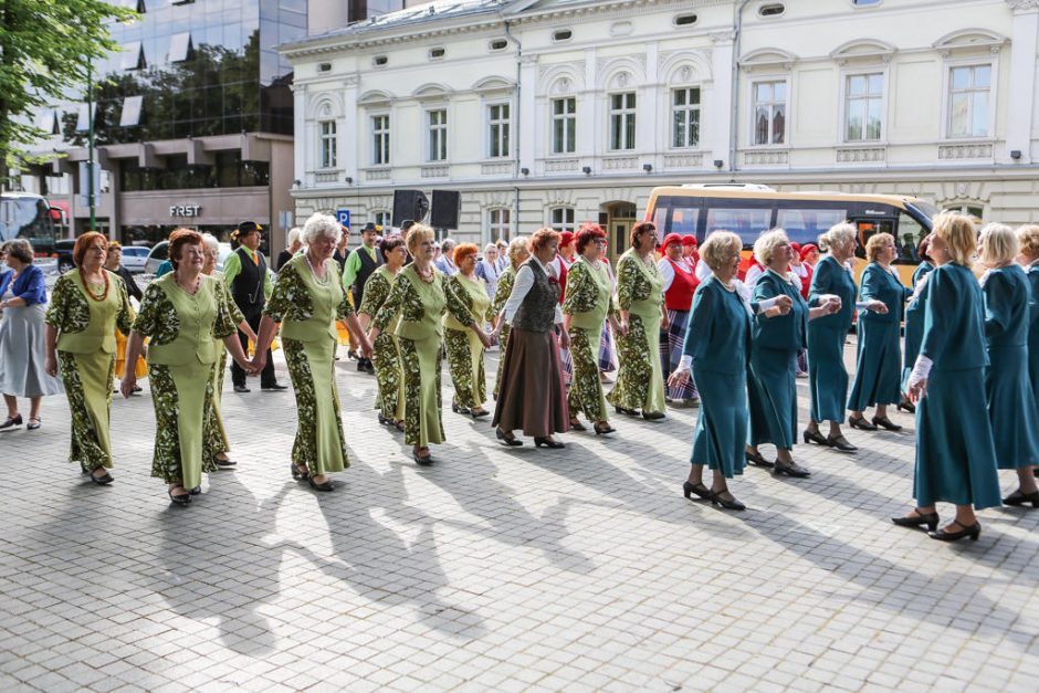 Klaipėdiečiai jau švenčia Mindaugo karūnavimo dieną – pradėjo senjorai