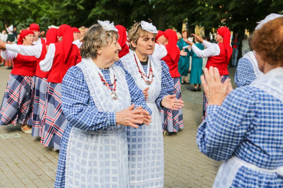 Klaipėdiečiai jau švenčia Mindaugo karūnavimo dieną – pradėjo senjorai