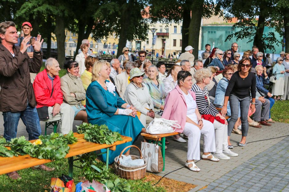 Klaipėdiečiai jau švenčia Mindaugo karūnavimo dieną – pradėjo senjorai