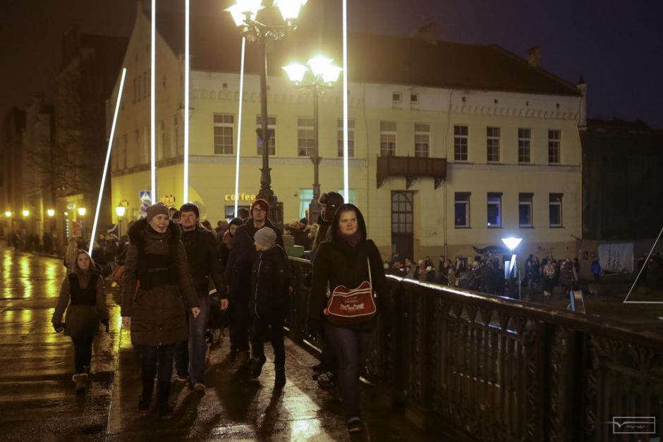 Klaipėdos senamiestyje žygiavo šviečiantys keturkojai