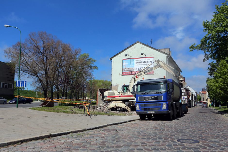 Klaipėdoje nugriauti seni sandėliukai