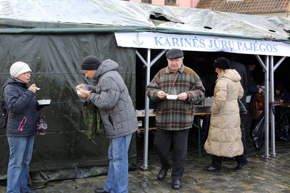 Kariškiai ir žvejai klaipėdiečiams dalijo žuvienę