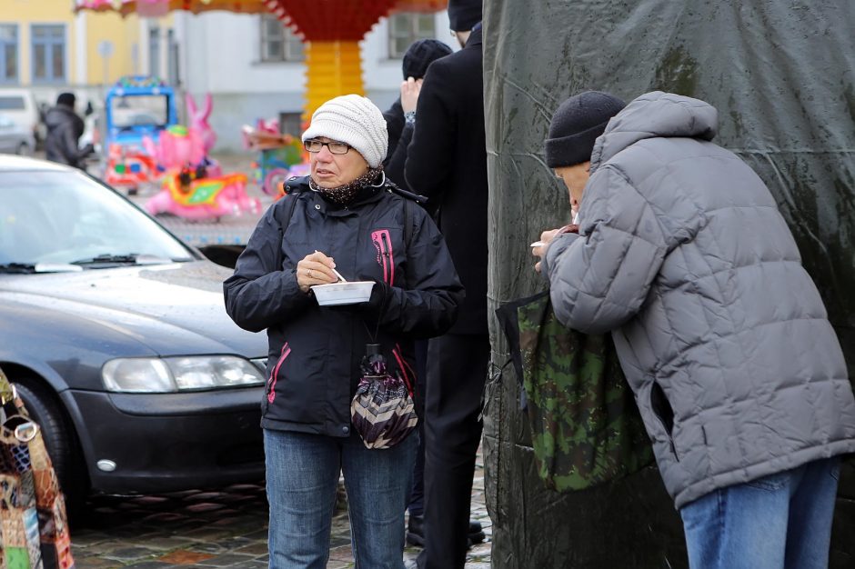 Kariškiai ir žvejai klaipėdiečiams dalijo žuvienę