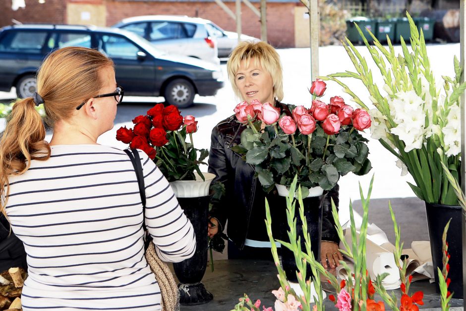 Klaipėdiečiai prieš naujų mokslo metų šventę skubėjo apsirūpinti gėlėmis