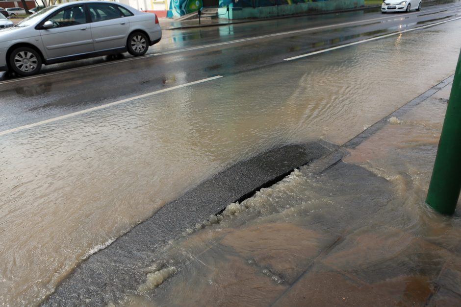 Pilies gatvė dėl avarijos uždaryta