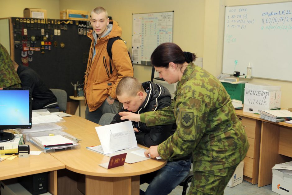 Pusšimtis naujokų iš Klaipėdos išvažiavo tarnauti Lietuvai