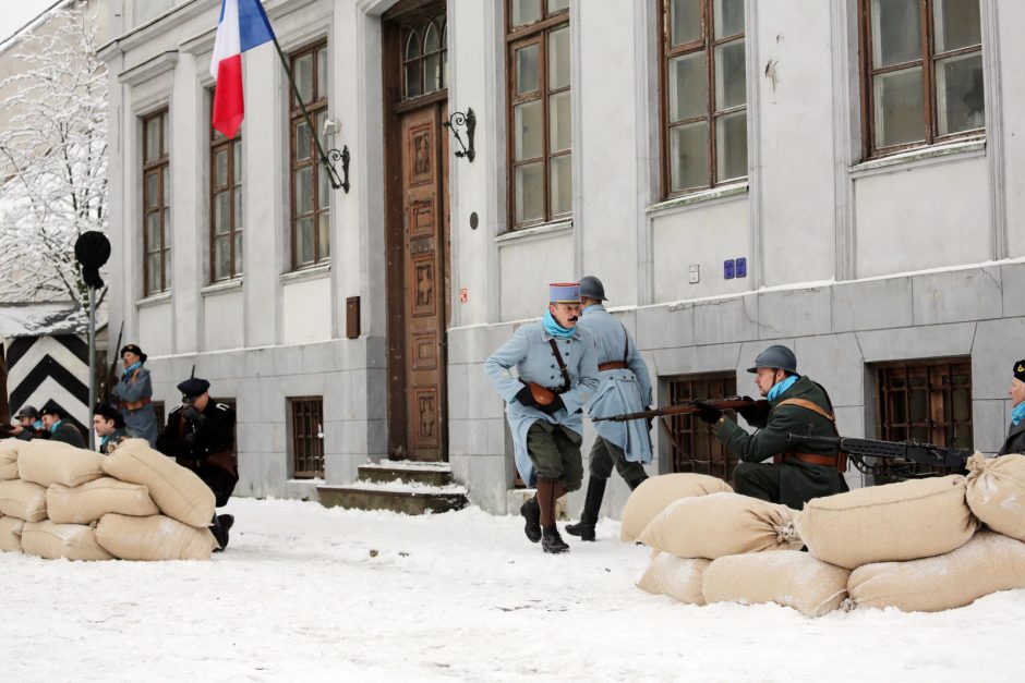 Teatro aikštėje aidėjo šūviai