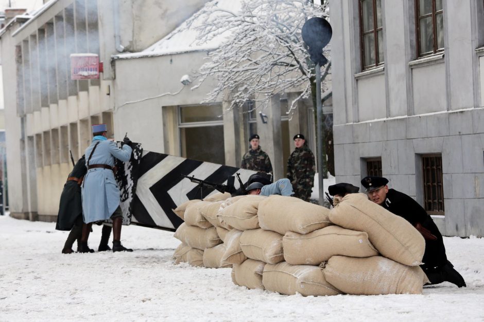 Teatro aikštėje aidėjo šūviai