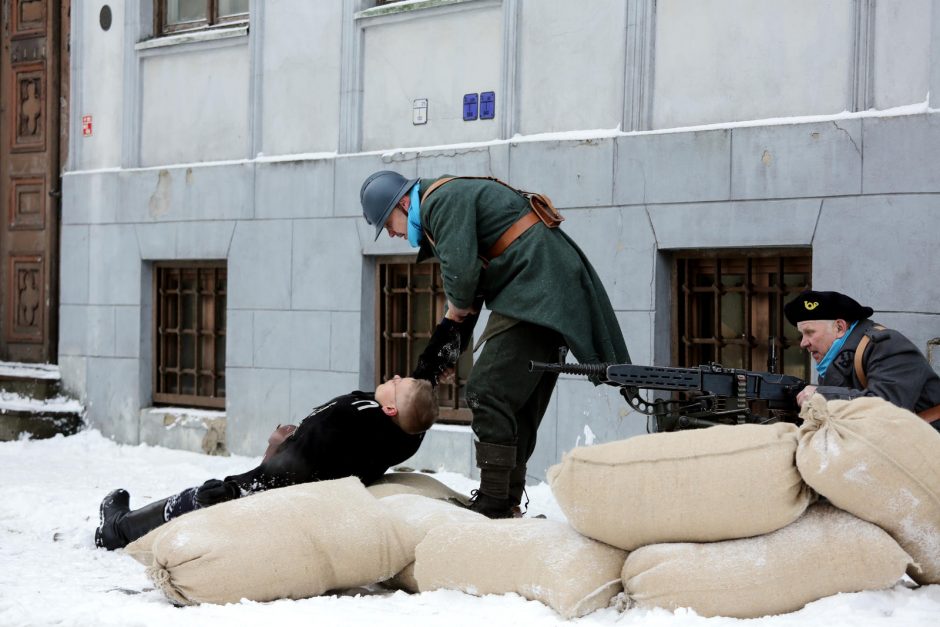 Teatro aikštėje aidėjo šūviai