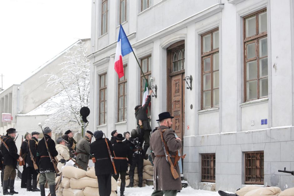 Teatro aikštėje aidėjo šūviai