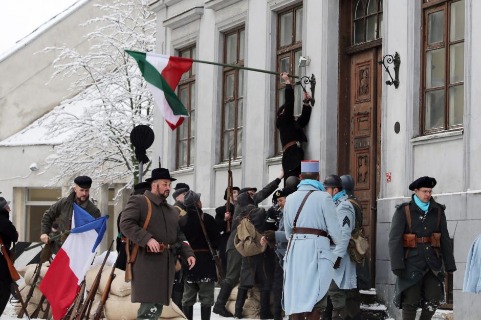 Teatro aikštėje aidėjo šūviai