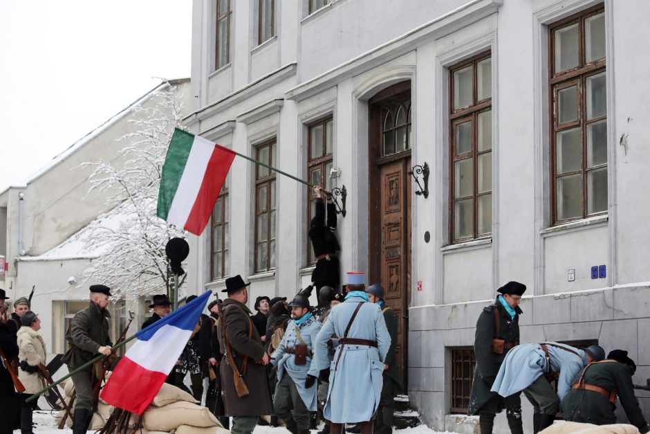 Teatro aikštėje aidėjo šūviai