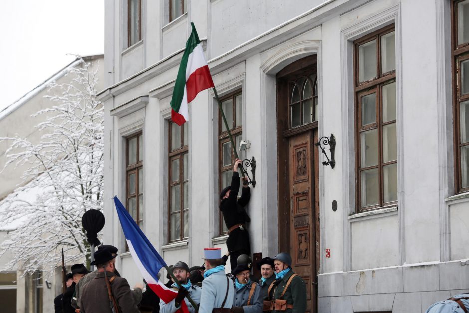 Teatro aikštėje aidėjo šūviai