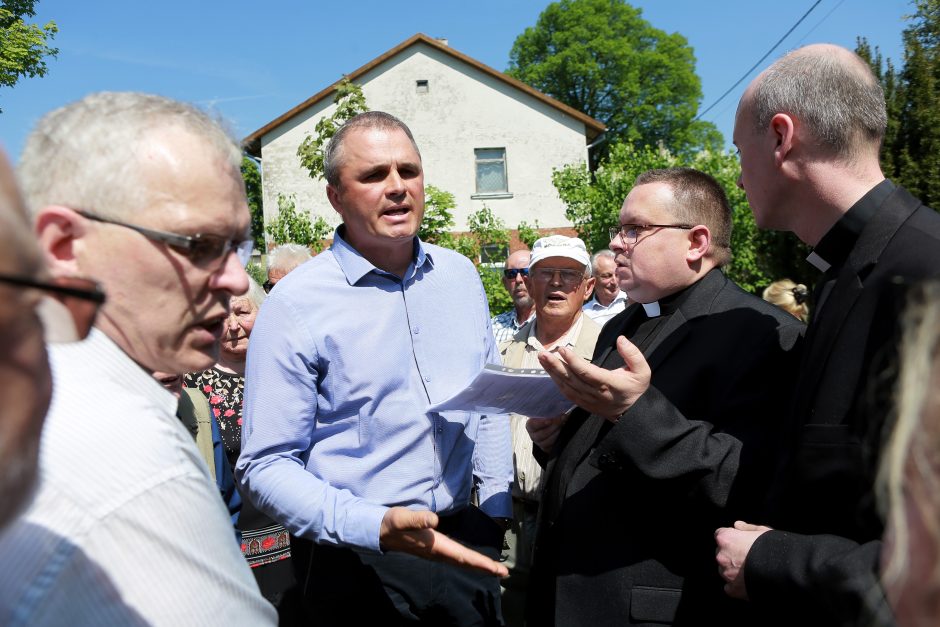 Prieš Priekulės kleboną – protestai