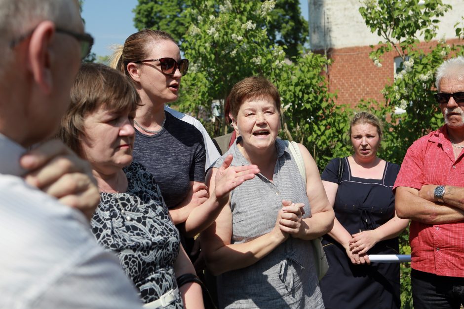 Prieš Priekulės kleboną – protestai