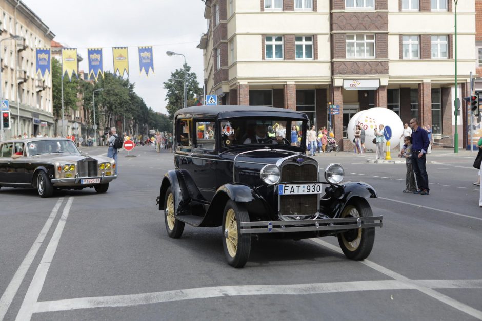 Senųjų automobilių paradas Klaipėdoje traukė minias