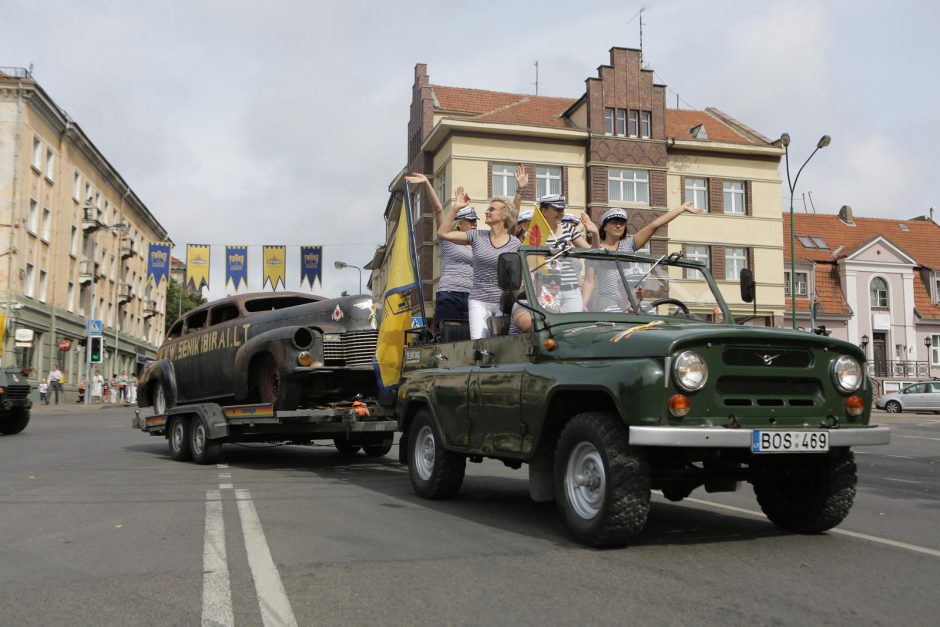 Senųjų automobilių paradas traukė minias